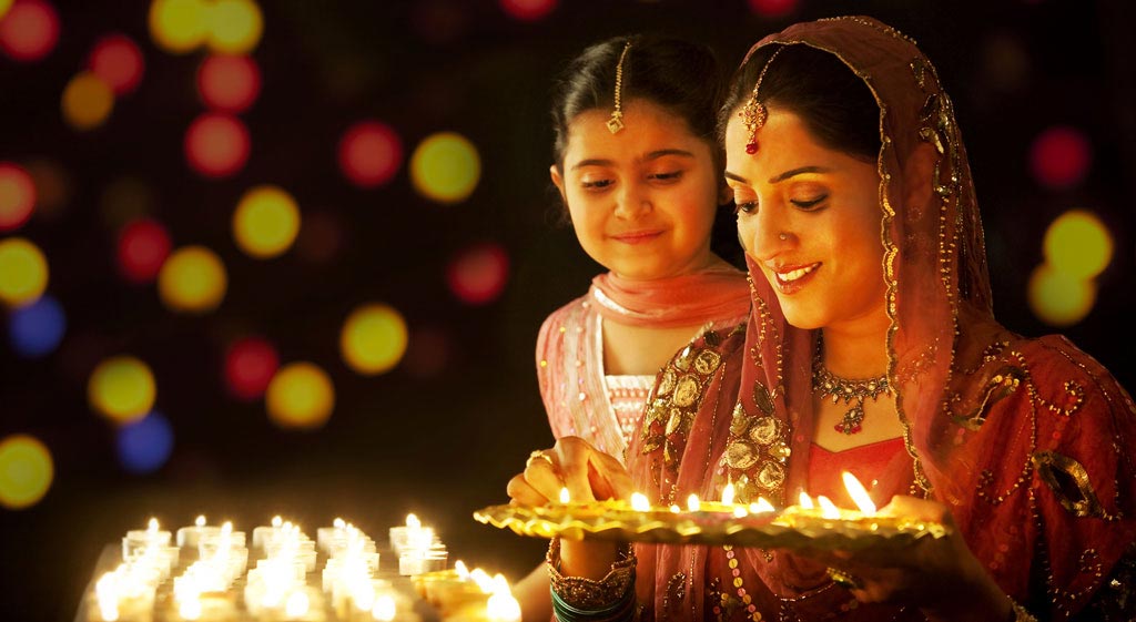 Celebrating Diwali with Diyas. (Image: Allindiatravelinfo.com)