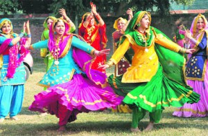 Women Performing Giddha (Source: tribuneindia.com)