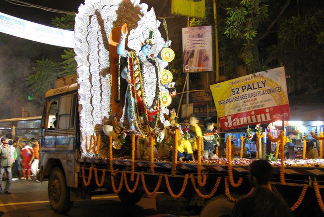 An idol of Goddess Kali being driven to a pandal in Kolkata. (Image: Indiadestinationsblog.wordpress.com)