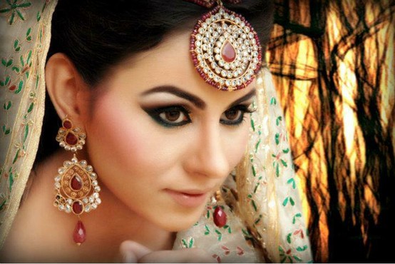 Woman wearing Kajal (Pic Courtesy: utsavpedia.com) Kajal enhances the bride's face by highlighting her eyes while offering numerous health benefits.