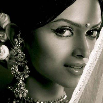 Earrings (Pic Courtesy: utsavpedia.com) Jhumkas or long decorated earrings highlight the features of the bride.