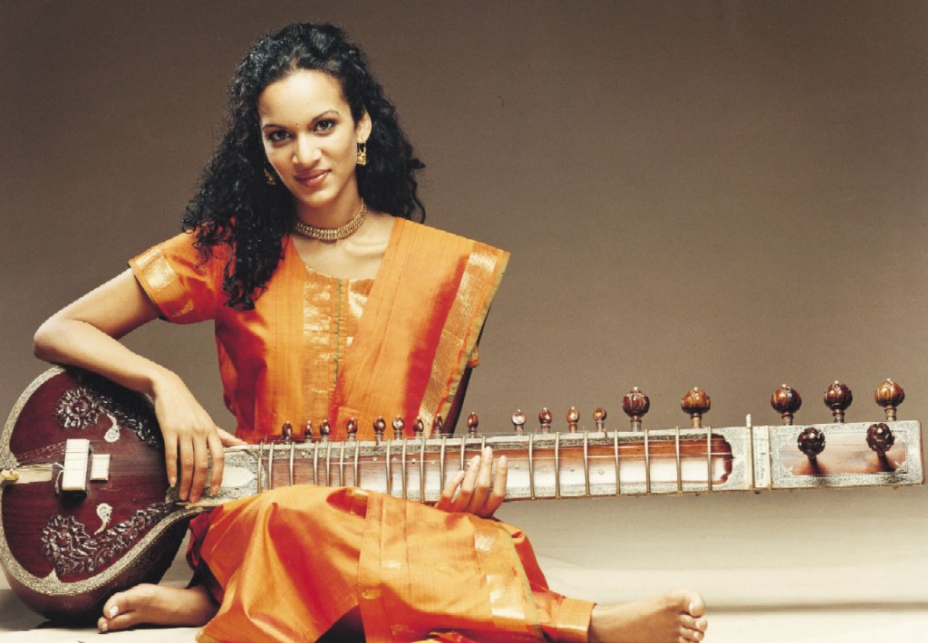 Anoushka Shankar donning the Salwar Kameez (www.toptenz.net)