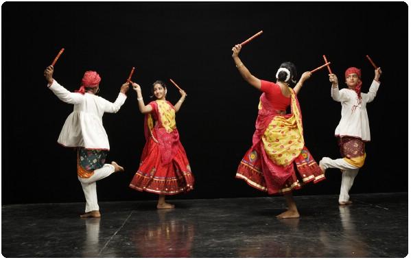 Dandiya being performed (image: http://svtemplemn.org)