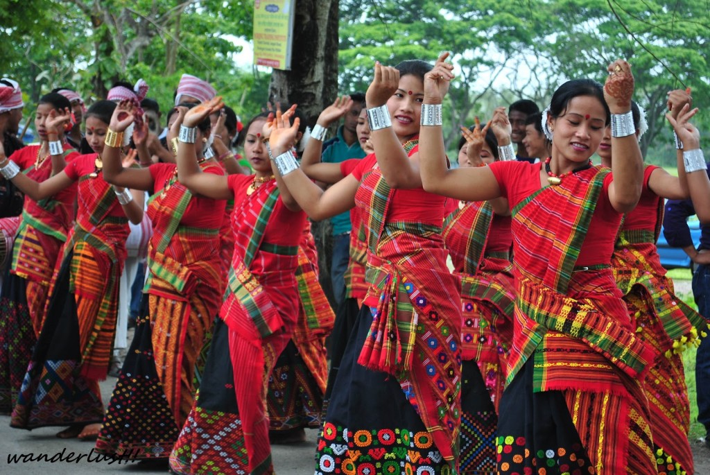 Mishing girls performing Bihu Dance (Image: http://thecuriouscookie2012.blogspot.in)