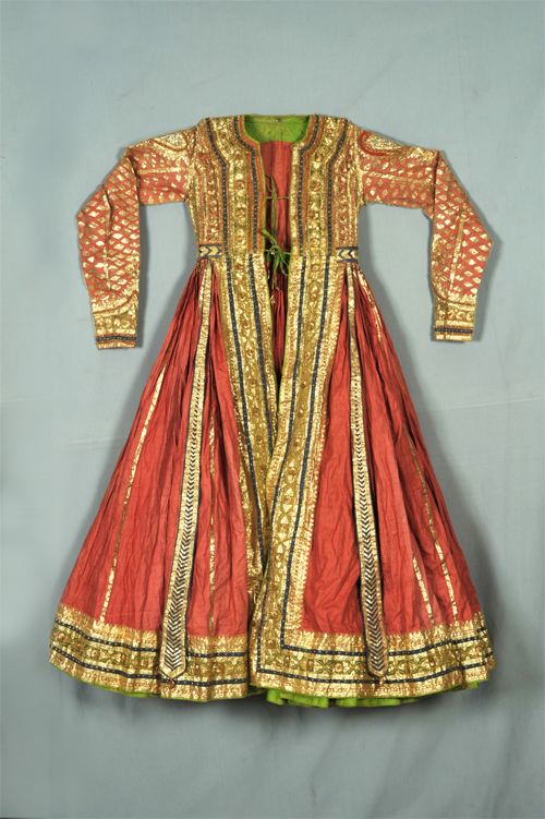 Peshwaz from the Mughal Era Preserved in a Museum (India) (Image: http://nationalmuseumindia.gov.in)