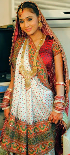 A Gujarati Bride Dressed in the Panetar (Image: http://screenlite.blogspot.in)