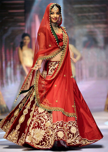 In this 2012 picture, actress Mugdha Godse walks the ramp during a bridal fashion show. (Image: 123wallpaperall.blogspot.in)